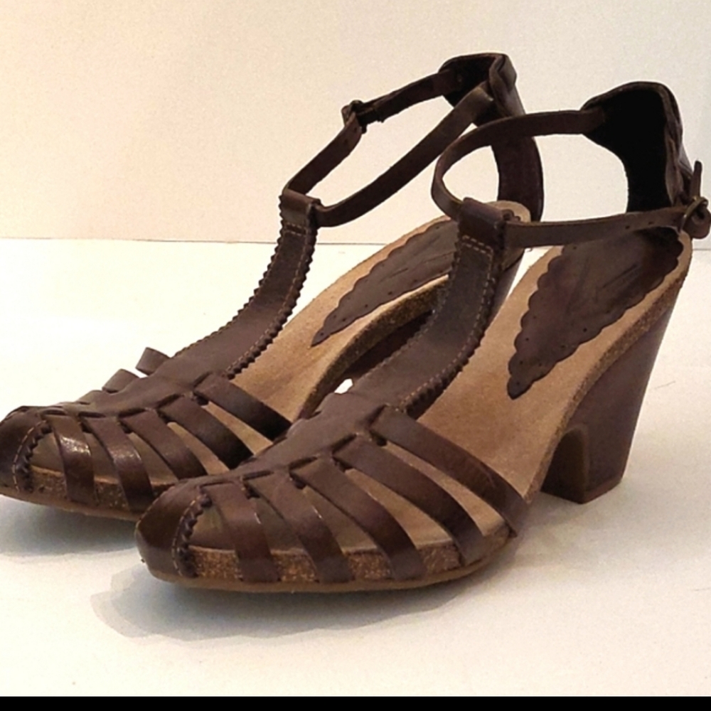 EUC Vincent Camuto cork leather strappy sandals with 3 inch heel.